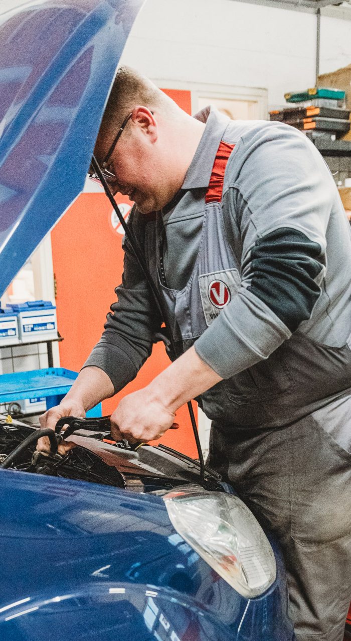 Automonteur bij Vakgarage Newo