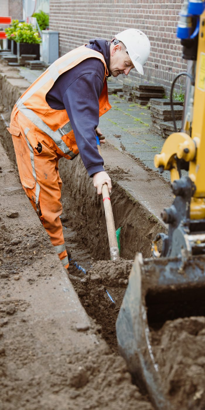 Kabelwerker bij Grondwerk en Kraanverhuur van ’t Veld