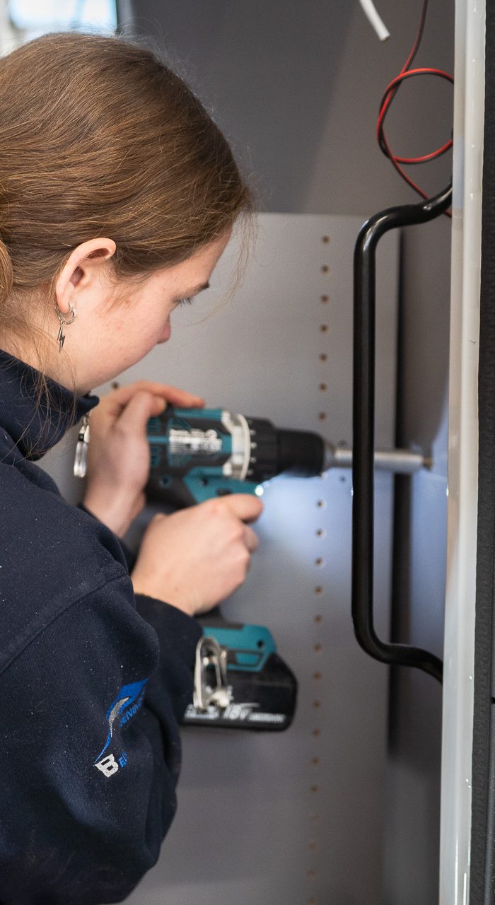 Monteur bij Bedrijfswageninbouw bv