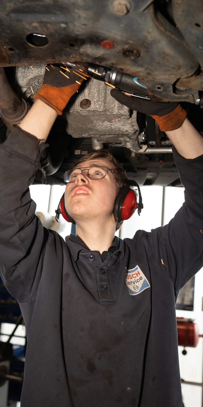 Automonteur bij Auto Totaal Houten