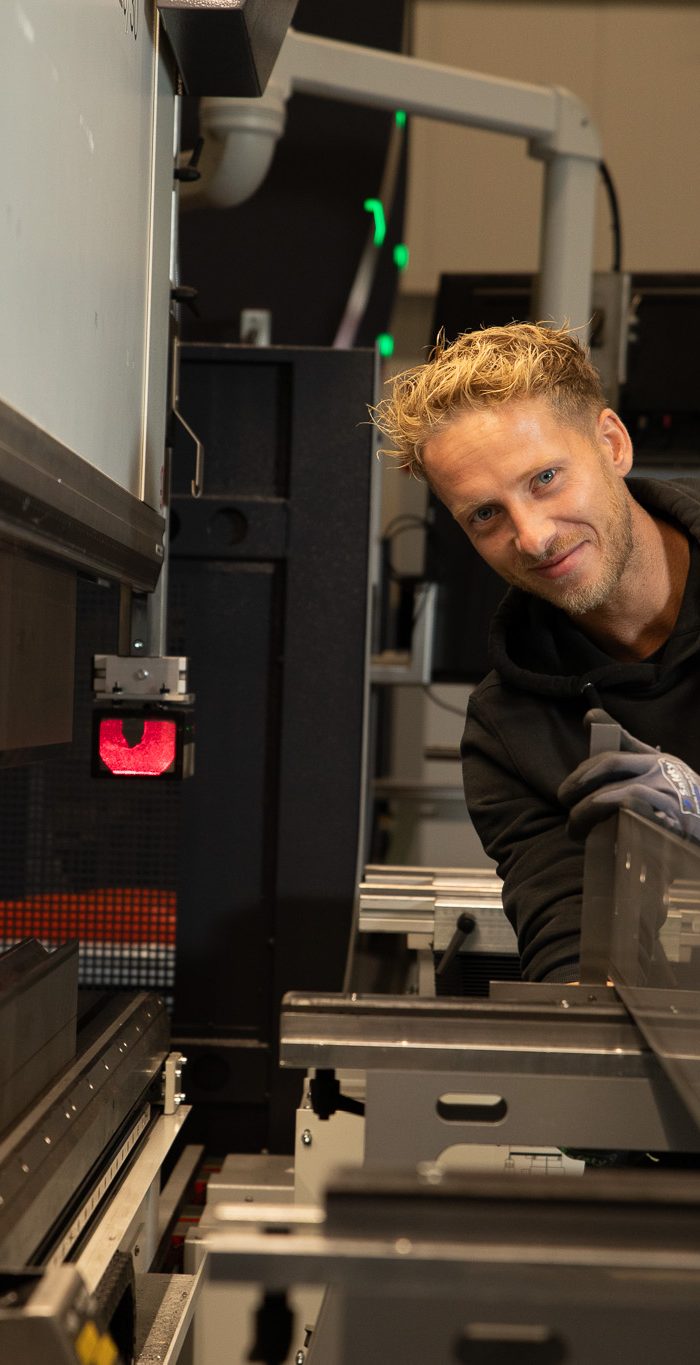 Operator Kantbank bij 246 Lasersnijden B.V.