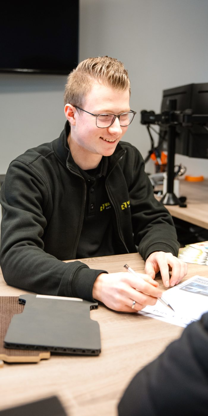 Administratief medewerker bij Autobedrijf van den Berg