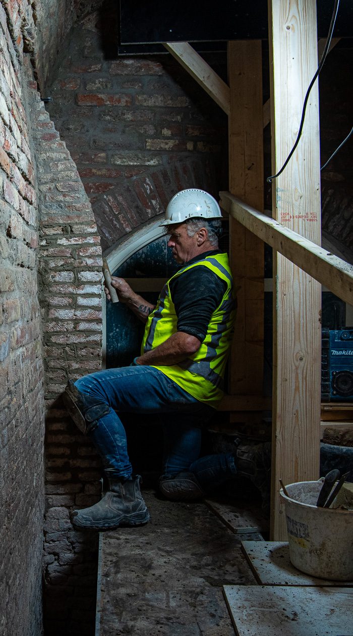 Restauratiemedewerker bij Gebr. de Leeuw