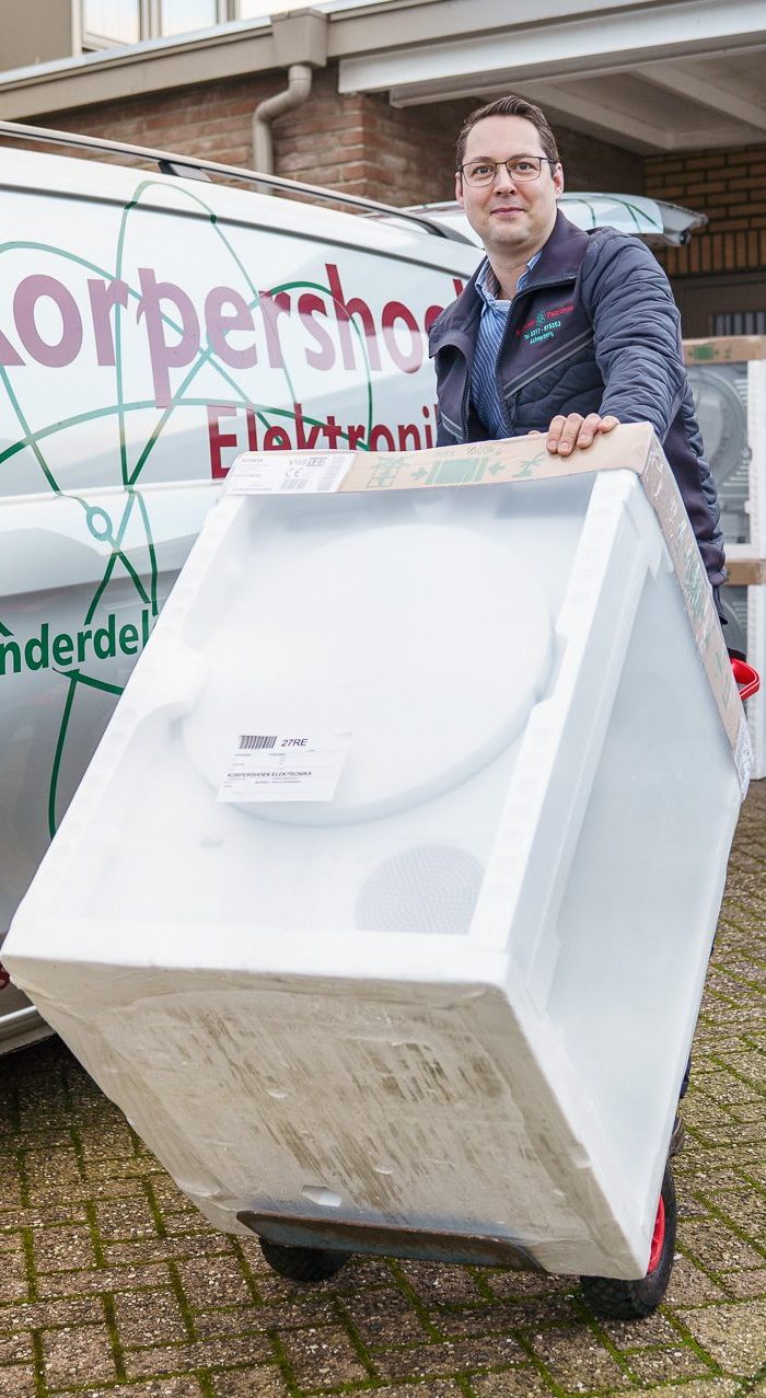 Bezorger Witgoed bij Korpershoek Elektronika