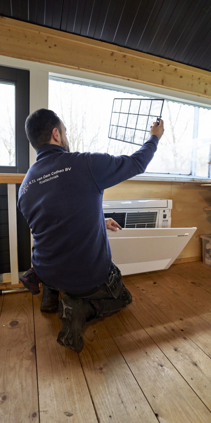 Aircomonteur bij KTI van Dam