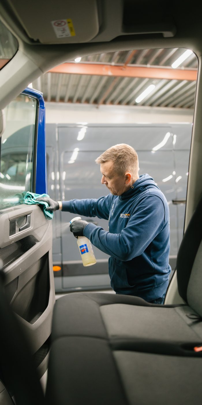 Autopoetser bij Dethi Vans